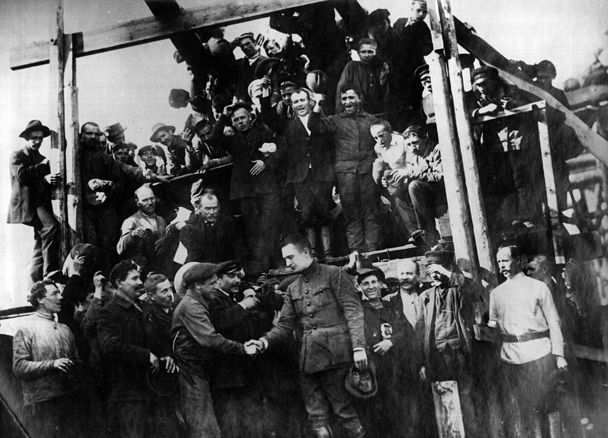 А. Ф. Керенский на митинге среди рабочих одного из городских заводов. Петроград, 1917 г.