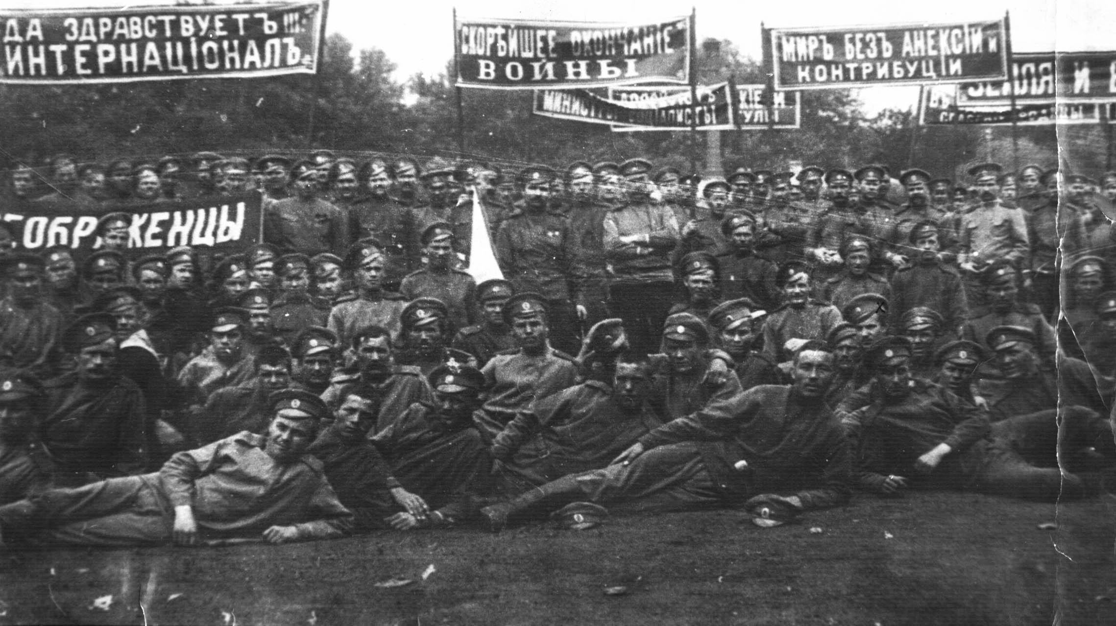 Группа солдат 2-й эвакуационной роты запасного батальона Преображенского полка, охраняющих здание Таврического дворца. Петроград, май 1917 г.