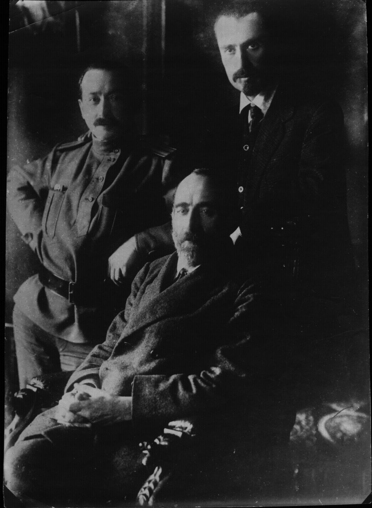 Группа меньшевиков (слева направо): Ф. И. Дан, Н. С. Чхеидзе, И. Г. Церетели. Петроград, 1917 г.