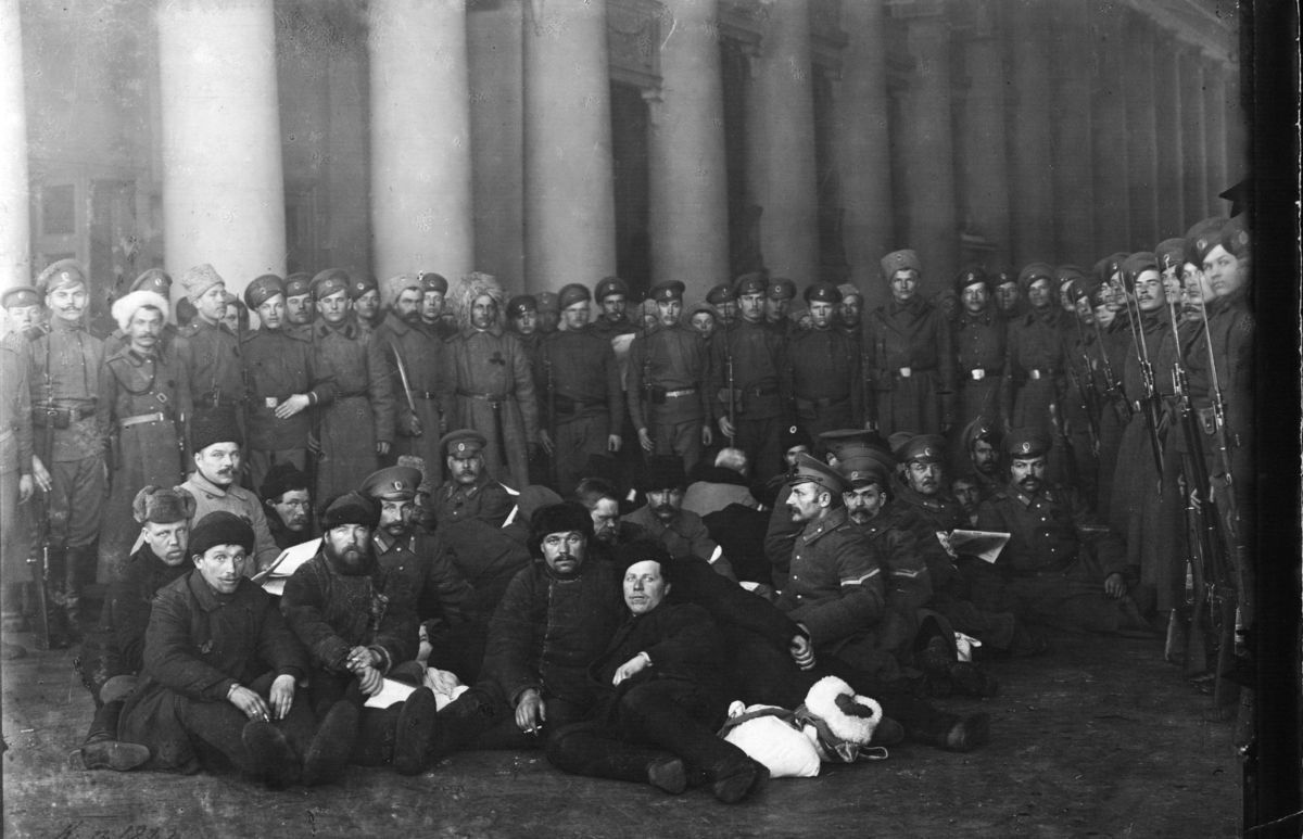 Переодетые жандармы и городовые под арестом в Таврическом дворце. Петроград, март 1917 г.