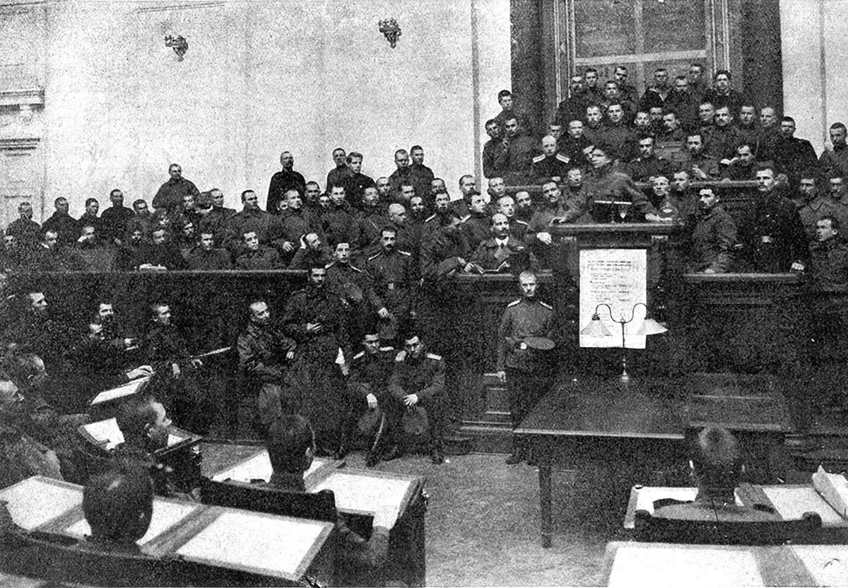 Заседание солдатской секции Петросовета. 1917 г.
