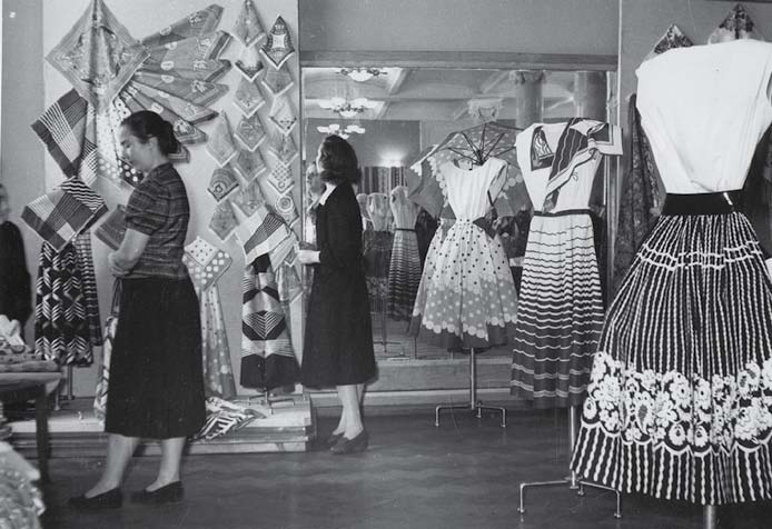 Выставка моделей одежды, намеченных к выпуску к VI Всемирному фестивалю молодежи и студентов. Москва, апрель 1957 г.