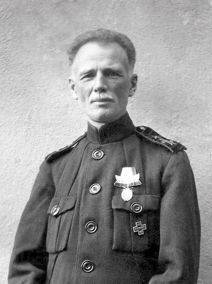Полковник М.Н. Ползиков (1876-1938), командовавший в 1918 г. легкой артиллерийской батарее в отряде М.Г. Дроздовского. На груди медаль за поход Яссы-Дон.