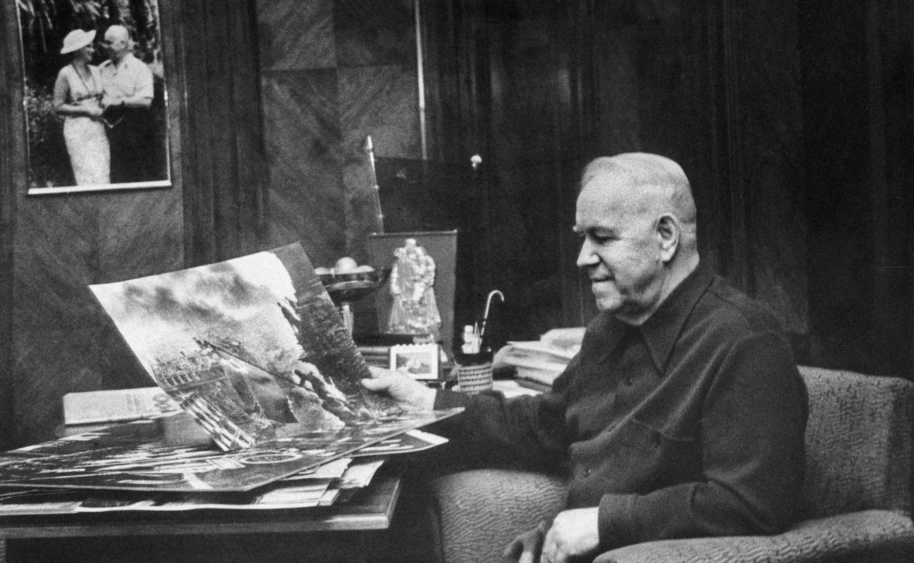 Маршал Советского Союза Георгий Константинович Жуков в рабочем кабинете. Москва, 1 июля 1970 г.