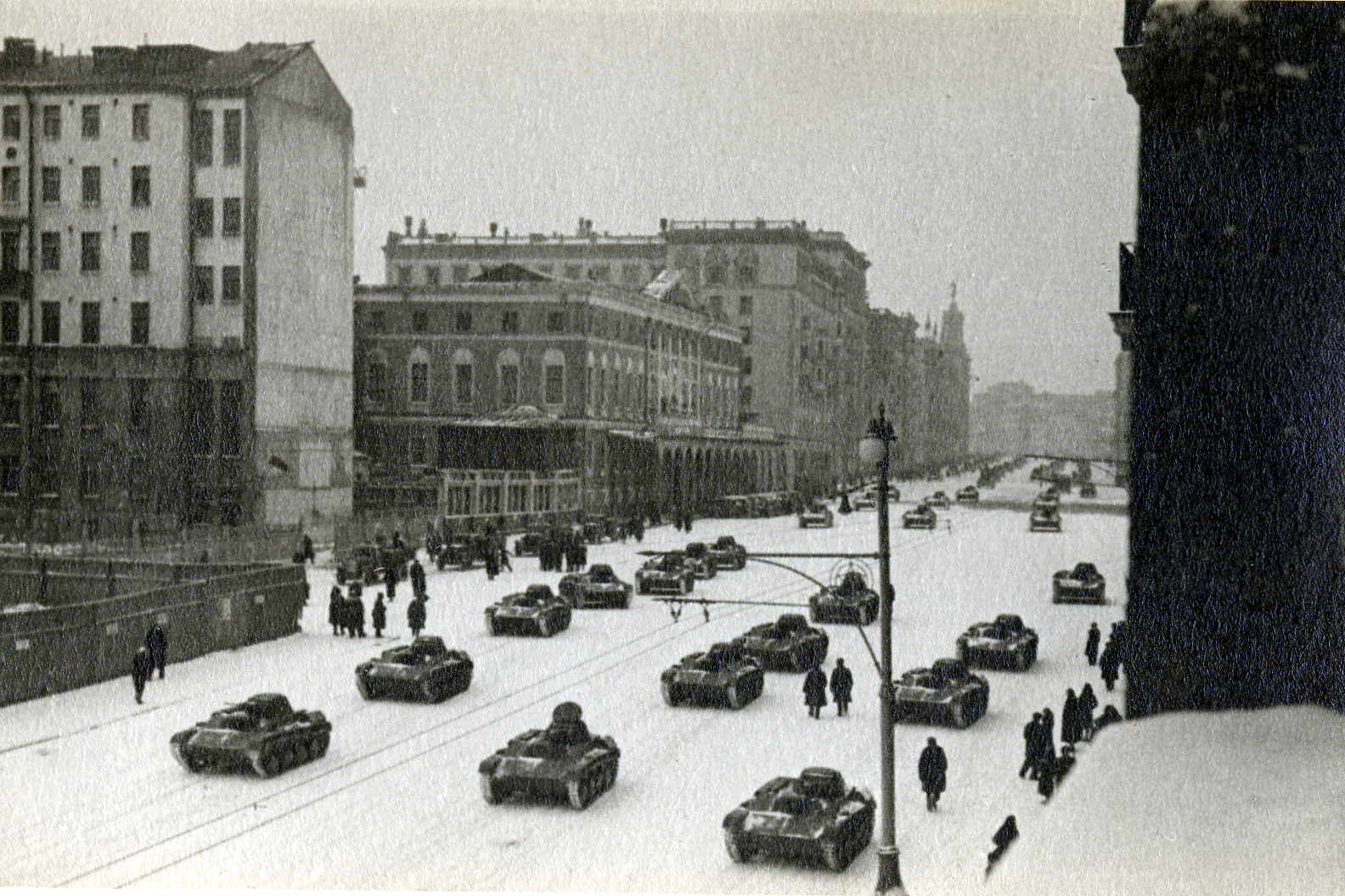 По улице Горького проходят танки. Москва, 7 ноября 1941 г.