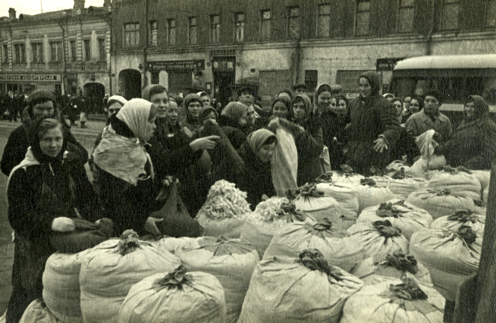 Жители Москвы готовятся к обороне города. 1941 г.