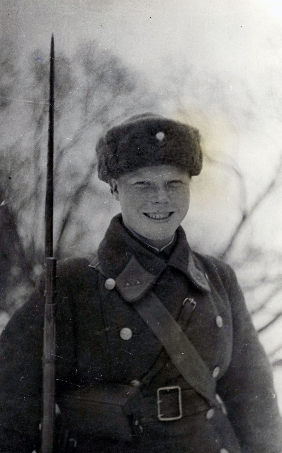 Старший милиционер И.А. Ипатова, комсомолка, задержавшая немецкого шпиона в момент, когда тот подавал световой сигнал. 30 октября 1941 г.