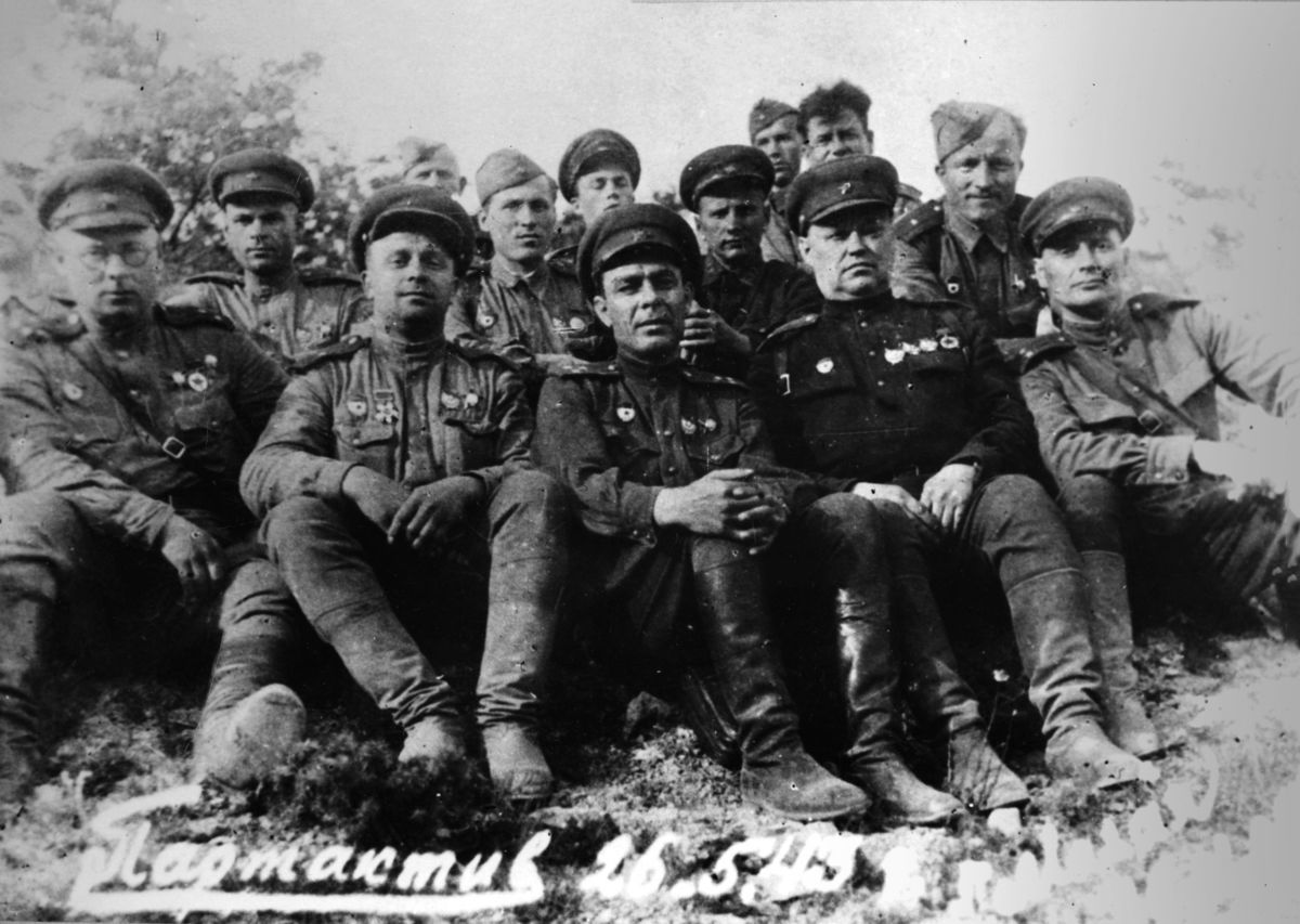 В перерыве собрания партийного актива 16-го десантного стрелкового корпуса. Малая Земля, 26 мая 1943 г.