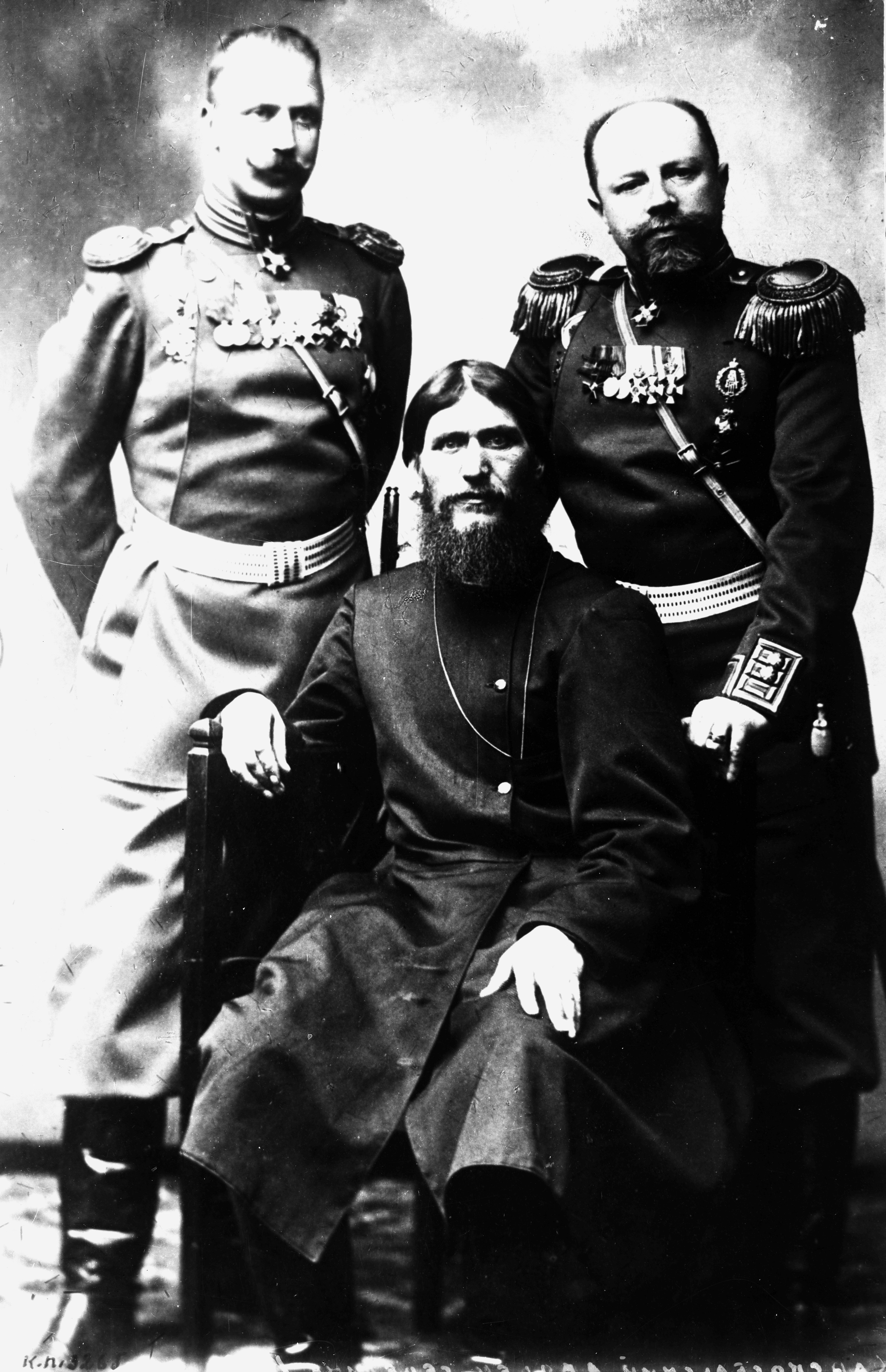 Полковник Дмитрий Ломан, Григорий Распутин и князь Михаил Путятин. Санкт-Петербург, 1910-е гг.