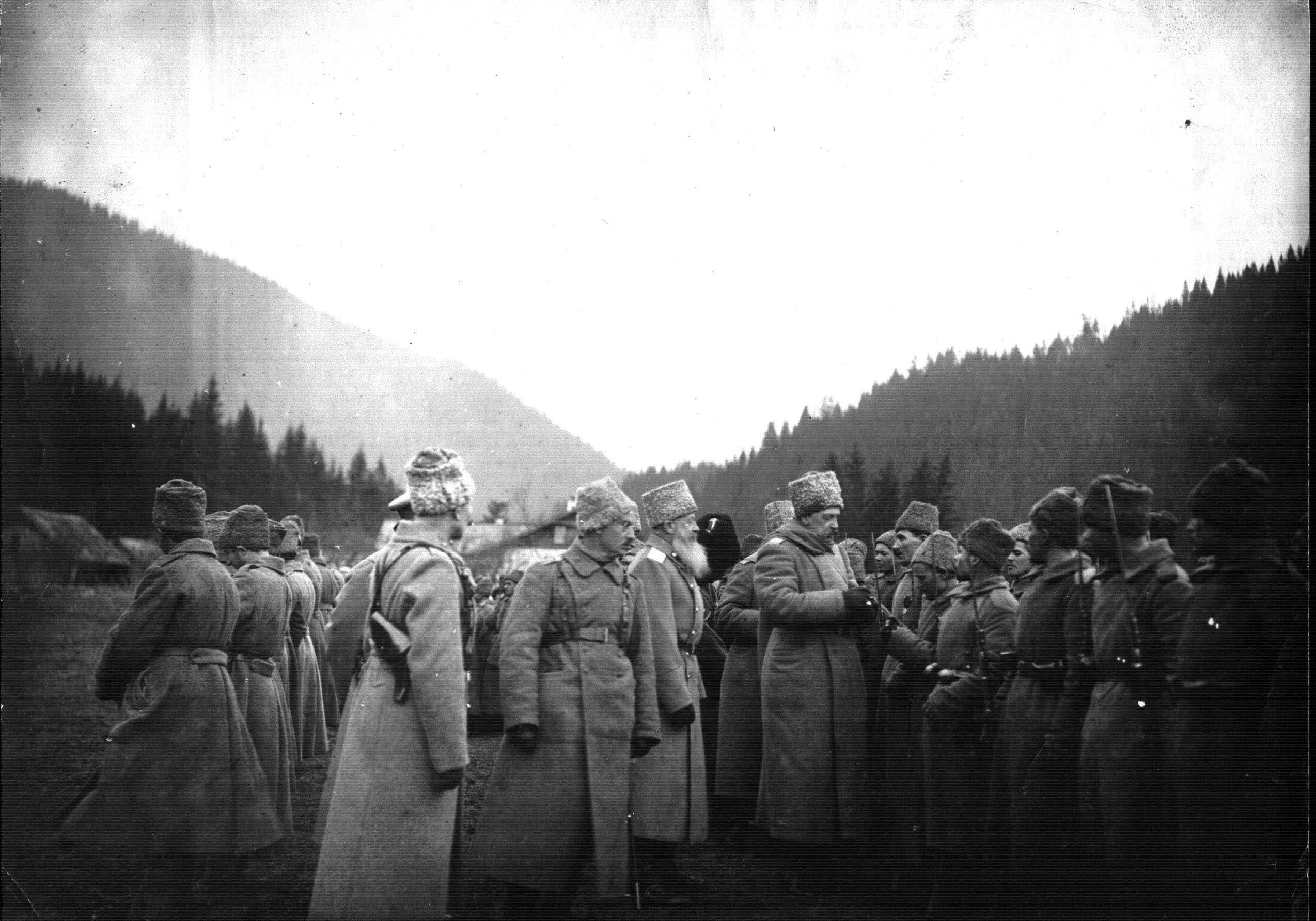 Великий князь Георгий Михайлович награждает георгиевскими крестами отличившихся в боях солдат и унтер-офицеров. Карпаты, 16 ноября 1916 г.