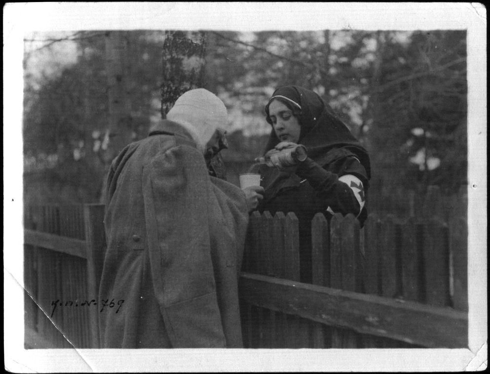 Раненый русский солдат и сестра милосердия. Россия, 1914-1916 гг.