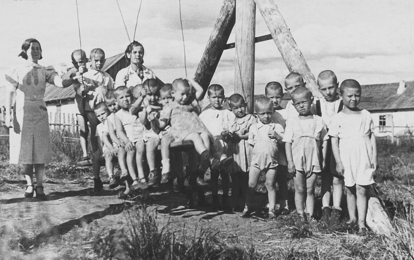 Фотография из фотоальбома «Дом ребенка Каргопольского исправительно-трудового лагеря». 1945 г. Из фондов ГА РФ