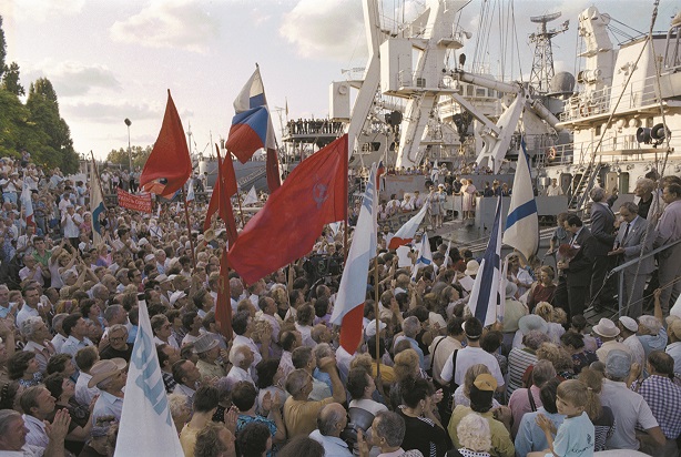 Пророссийский митинг в порту Севастополя. 4 августа 1993 г. Фотохроника ТАСС