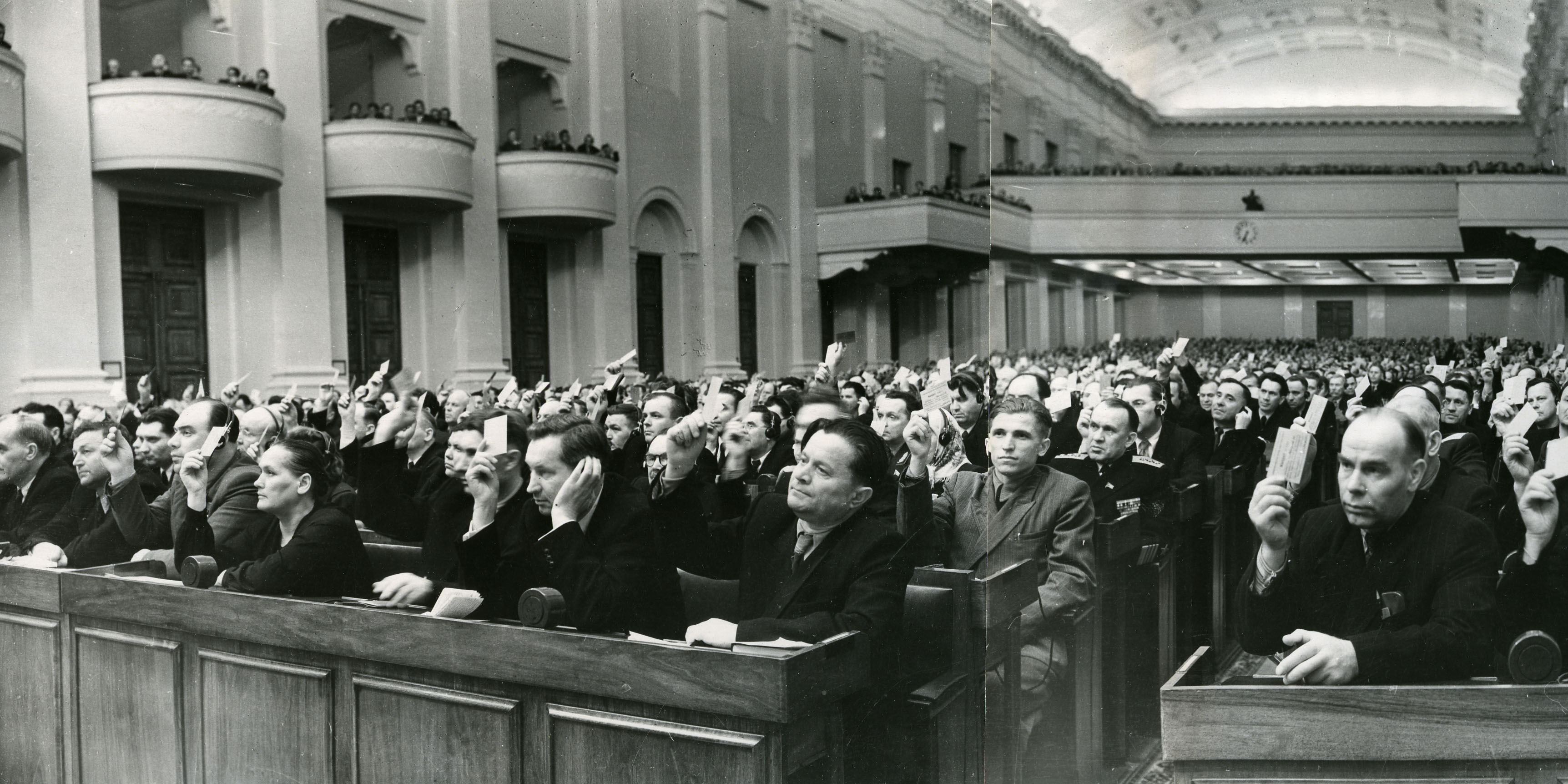 Делегаты съезда единодушно голосуют за принятие постановления по отчетному докладу Н. С. Хрущева. Москва, 1956 г.