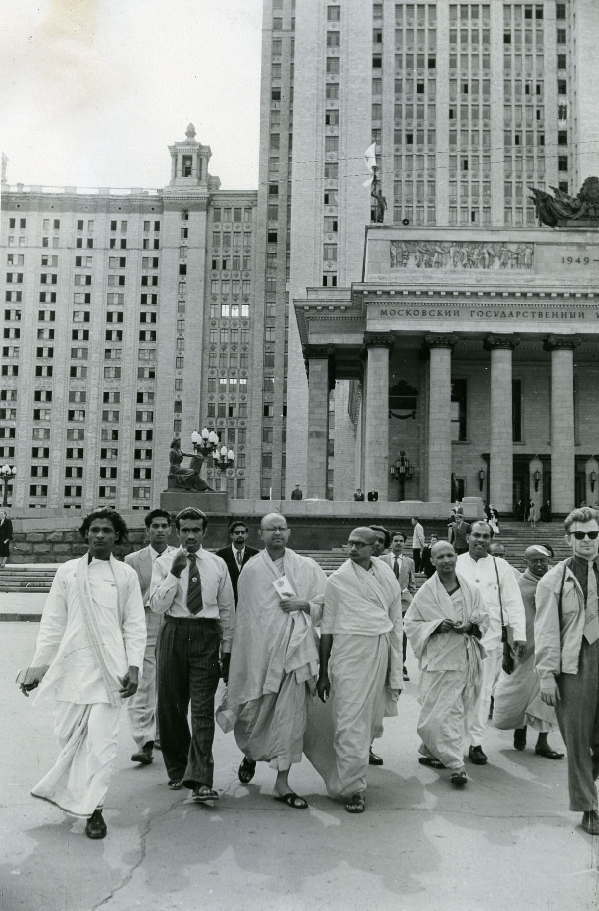 Участники VI Всемирного фестиваля, делегаты Цейлона у здания МГУ. Москва, 1957 г. 