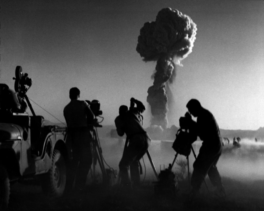 Фотографы по пояс в пыли, поднятой ударной волной от ядерного взрыва. Лукаут Маунтин, 1953 г.