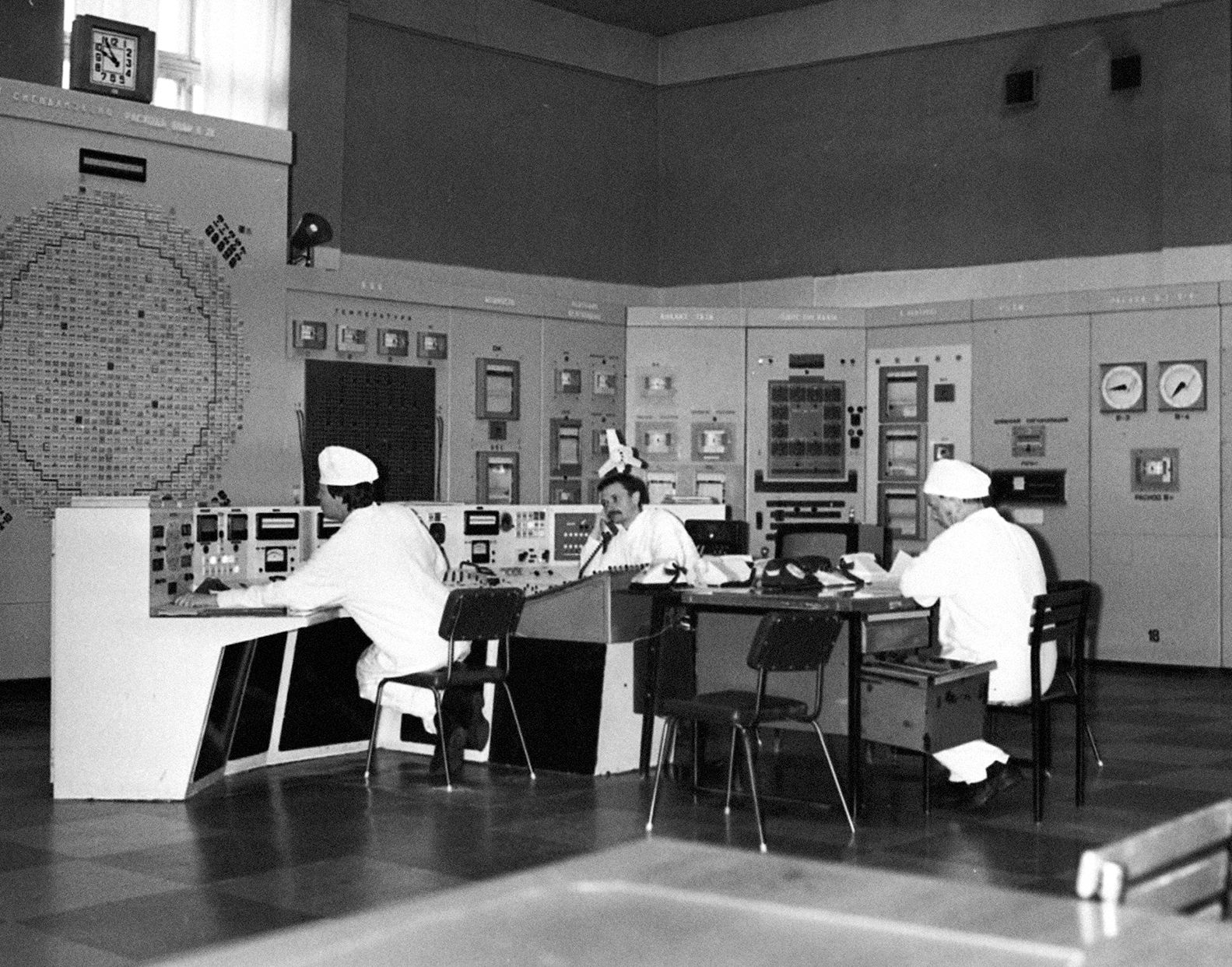 Пульт управления первого ядерного реактора А-1. Комбинат № 817, Челябинская обл.