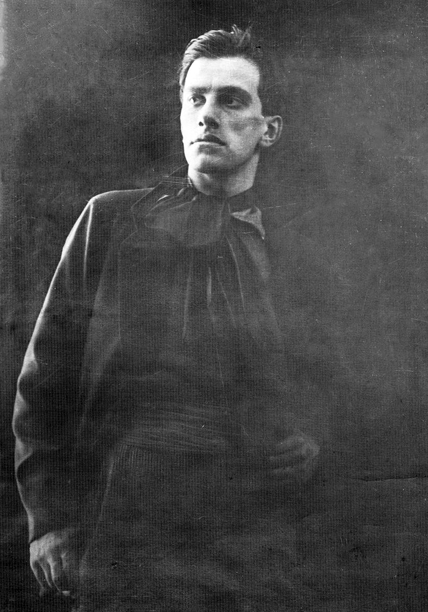 Владимир Маяковский, поэт, художник издательства «Парус». 1917 г.