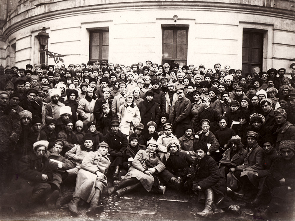 В. И. Ленин, Л. Д. Троцкий, К. Е. Ворошилов с участниками подавления Кронштадтского восстания. Март 1921 г.