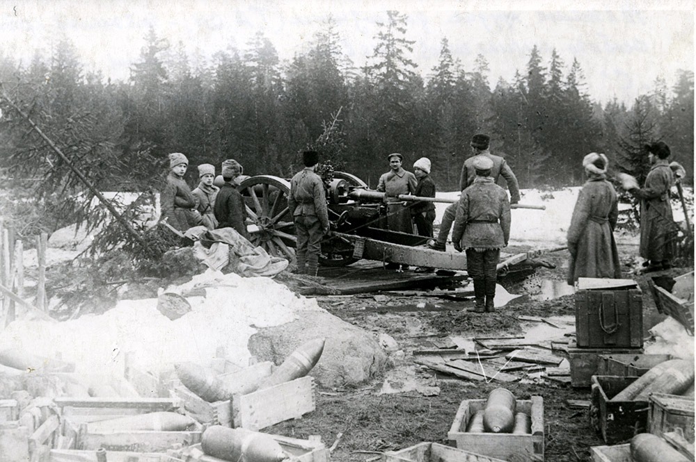 Тяжелое артиллерийское орудие во время обстрела крепости Кронштадта. Март 1921 г.