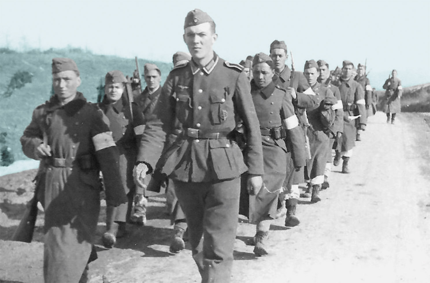 Немецкий унтер-офицер во главе крымско-татарского подразделения вспомогательной полиции. 1942 г. 