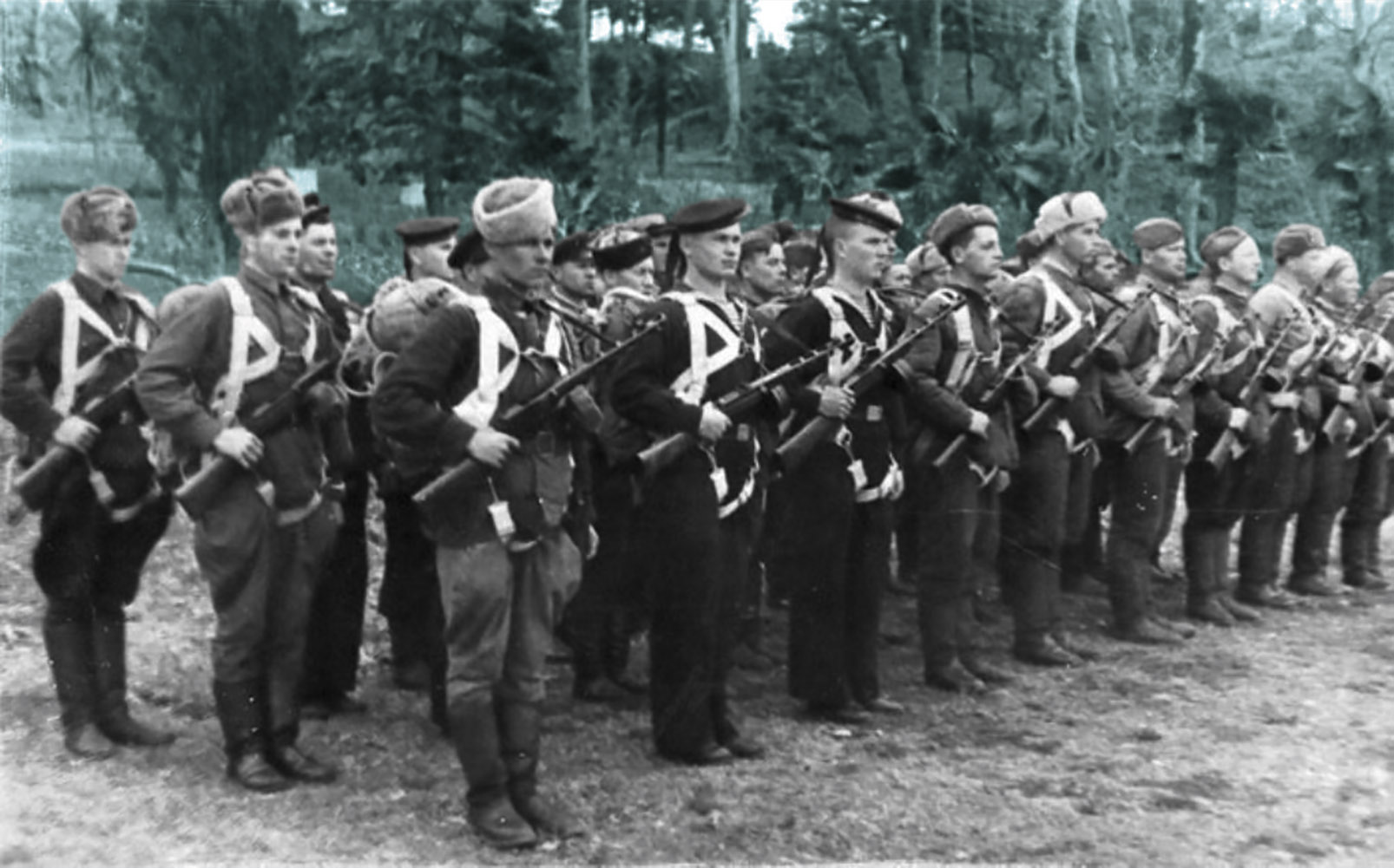Группа крымских партизан перед выходом на задание. Осень 1943 г. 