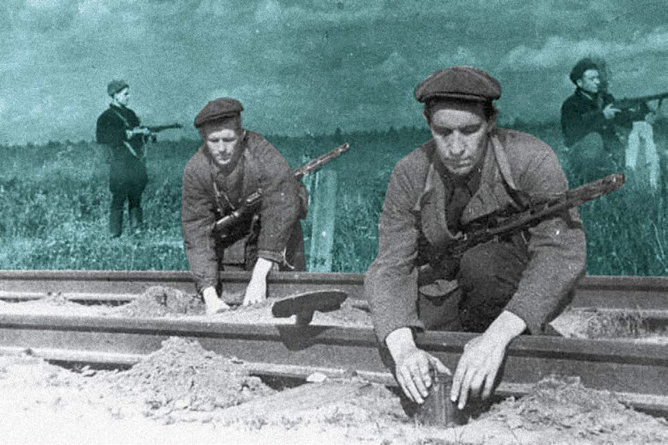 Крымские партизаны минируют железную дорогу. Лето 1943 г. 