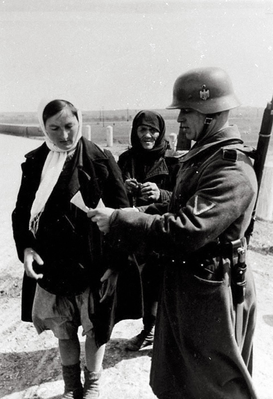 Ефрейтор проверяет документы у крестьянок. 1942 г. 