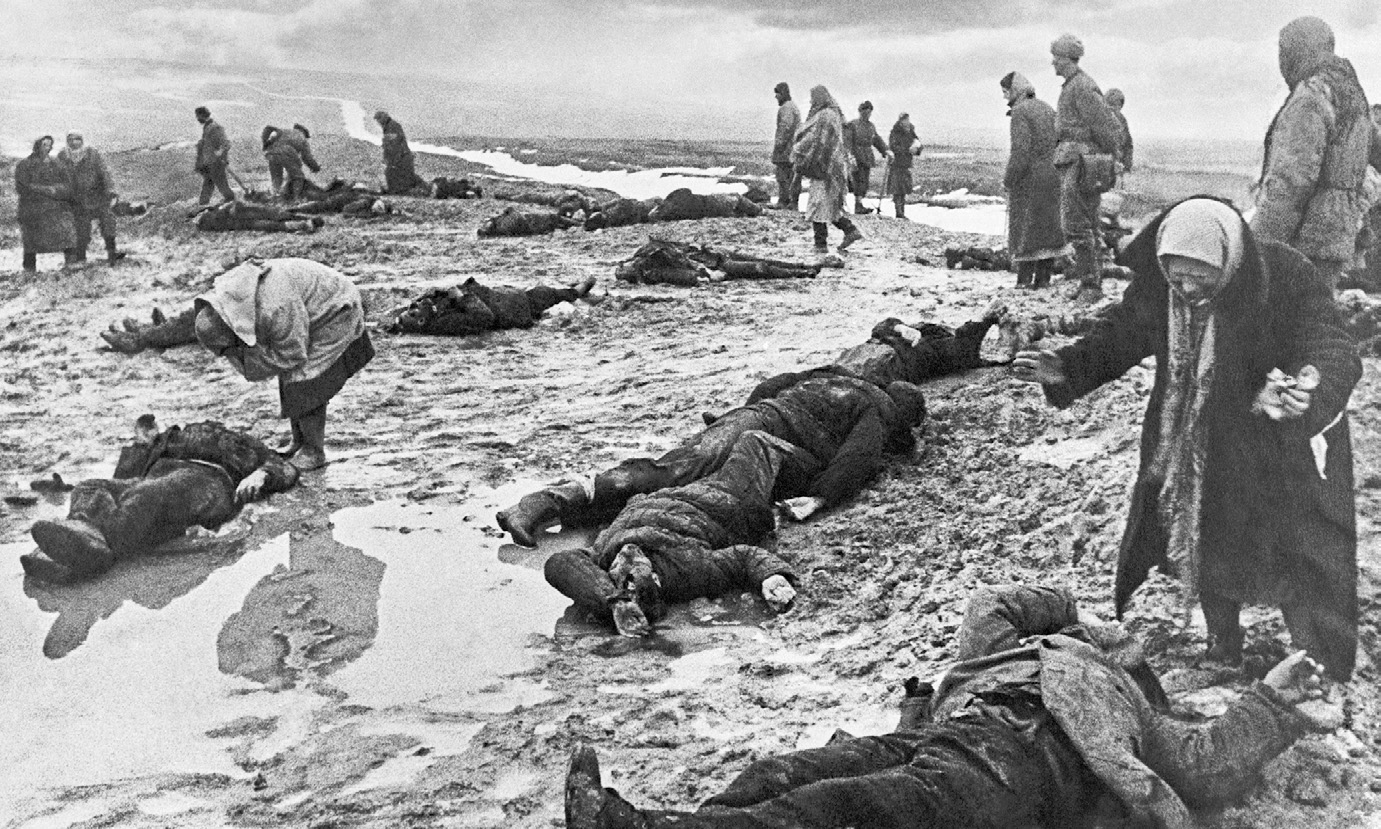 Тела убитых мирных жителей Керчи после массового расстрела. 1942 г. 