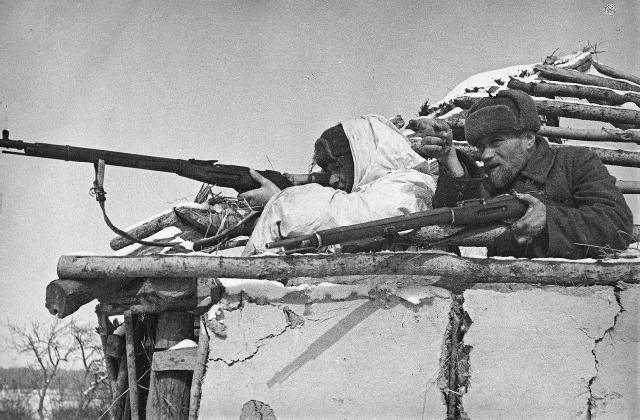 Партизаны огнем выбивают захватчиков из села. Юго-Западный фронт, 1942 г. 