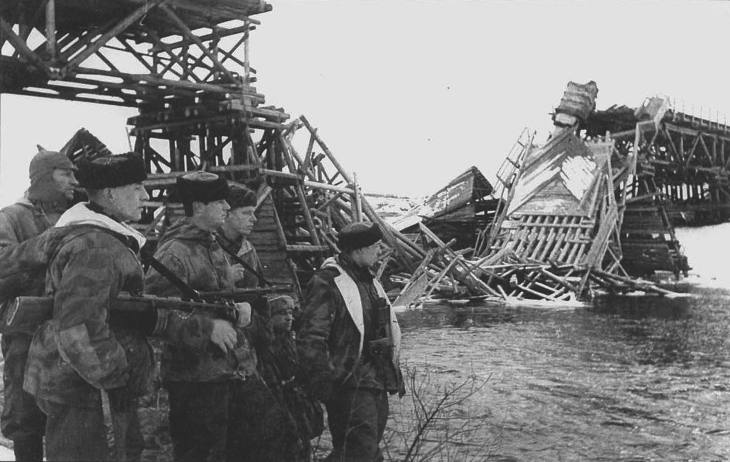Бойцы подрывной группы Тернопольского партизанского соединения у взорванного моста. 1944 г. 