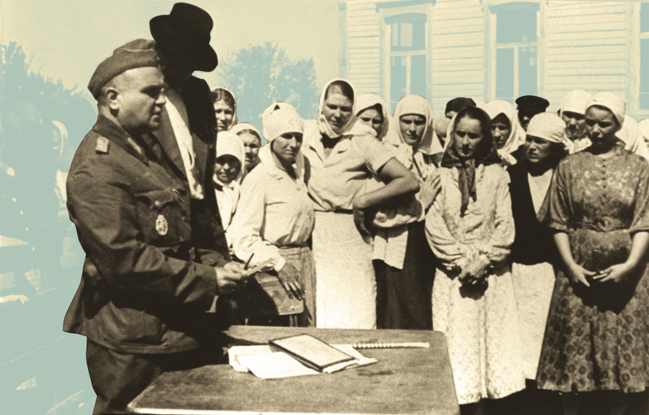 Регистрация местного населения на оккупированной территории. 1942 г. Фотохроника ТАСС