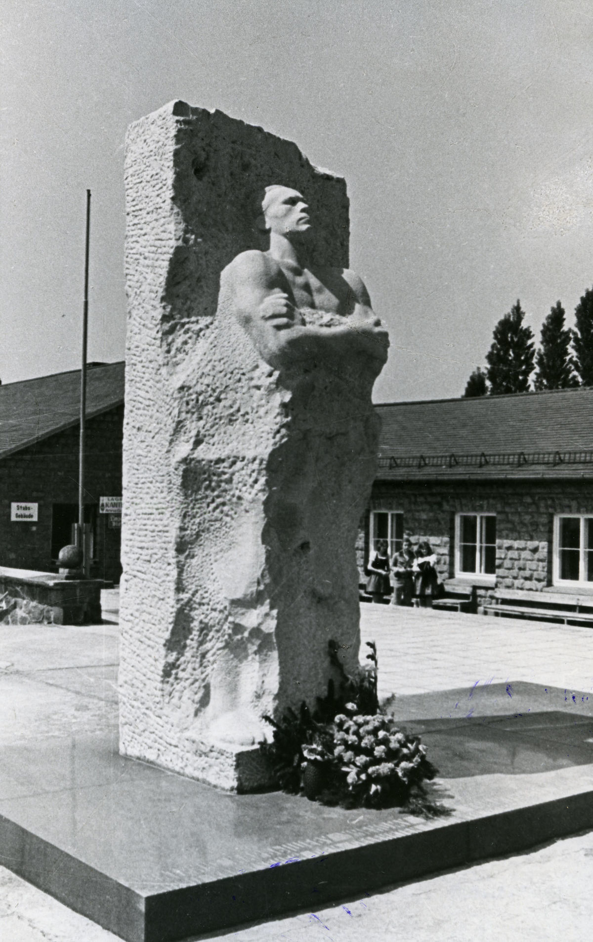 Памятник генералу Карбышеву перед главным входом в лагерь Маутхаузен. 1975 г.