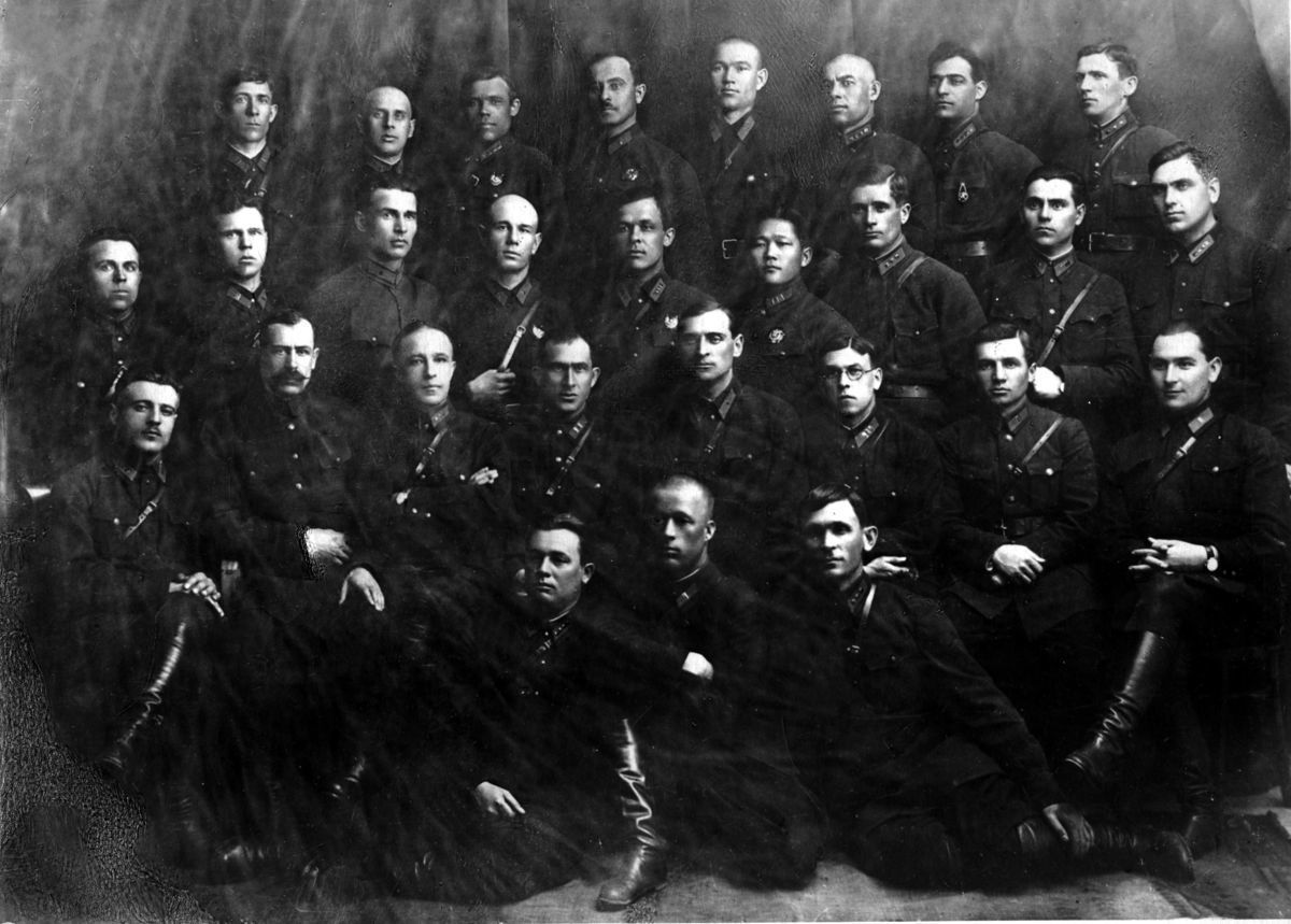 Слушатели Военно-строительной академии во главе с майором Д. М. Карбышевым. Москва, 1941 г.