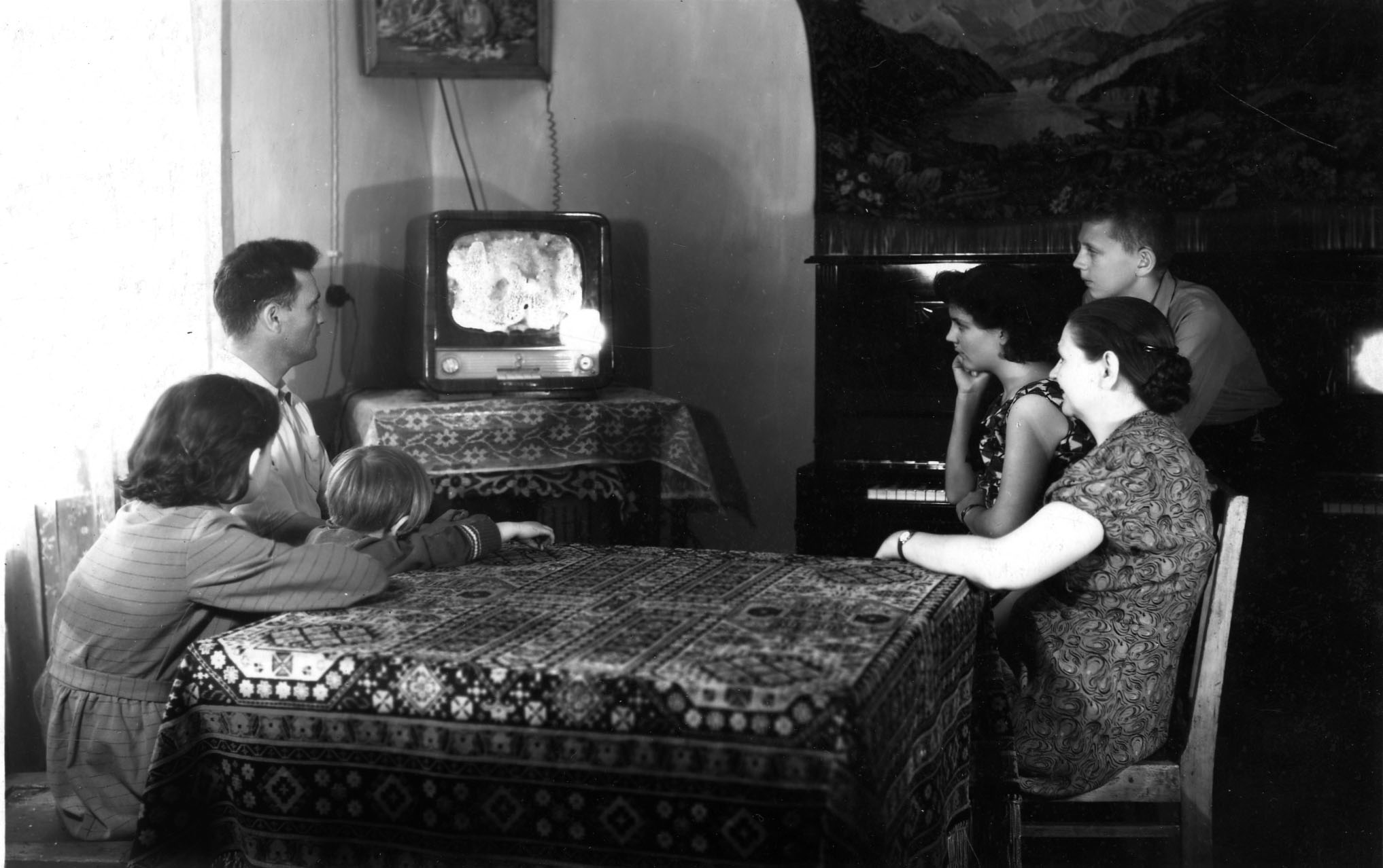 Семья бурового мастера Королева у телевизора. Лениногорск, 1961 г.
