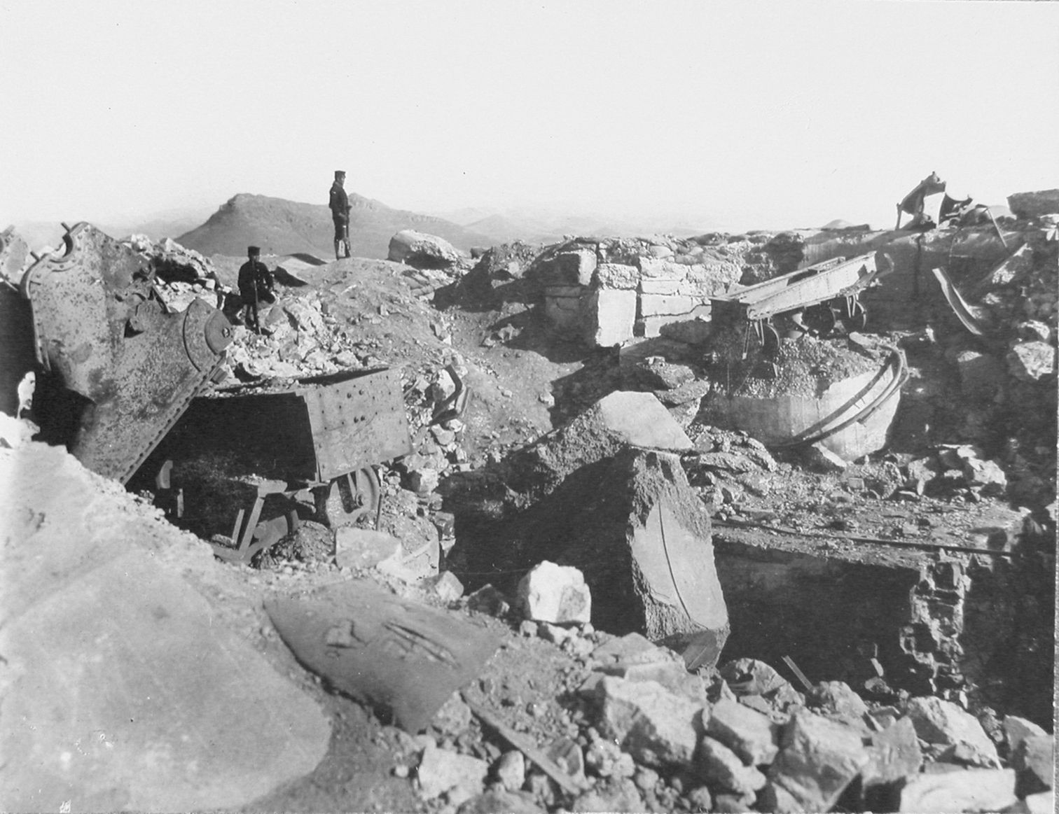 Укрепления Порт-Артура, разрушенные в ходе японской осады. Начало 1905 г.