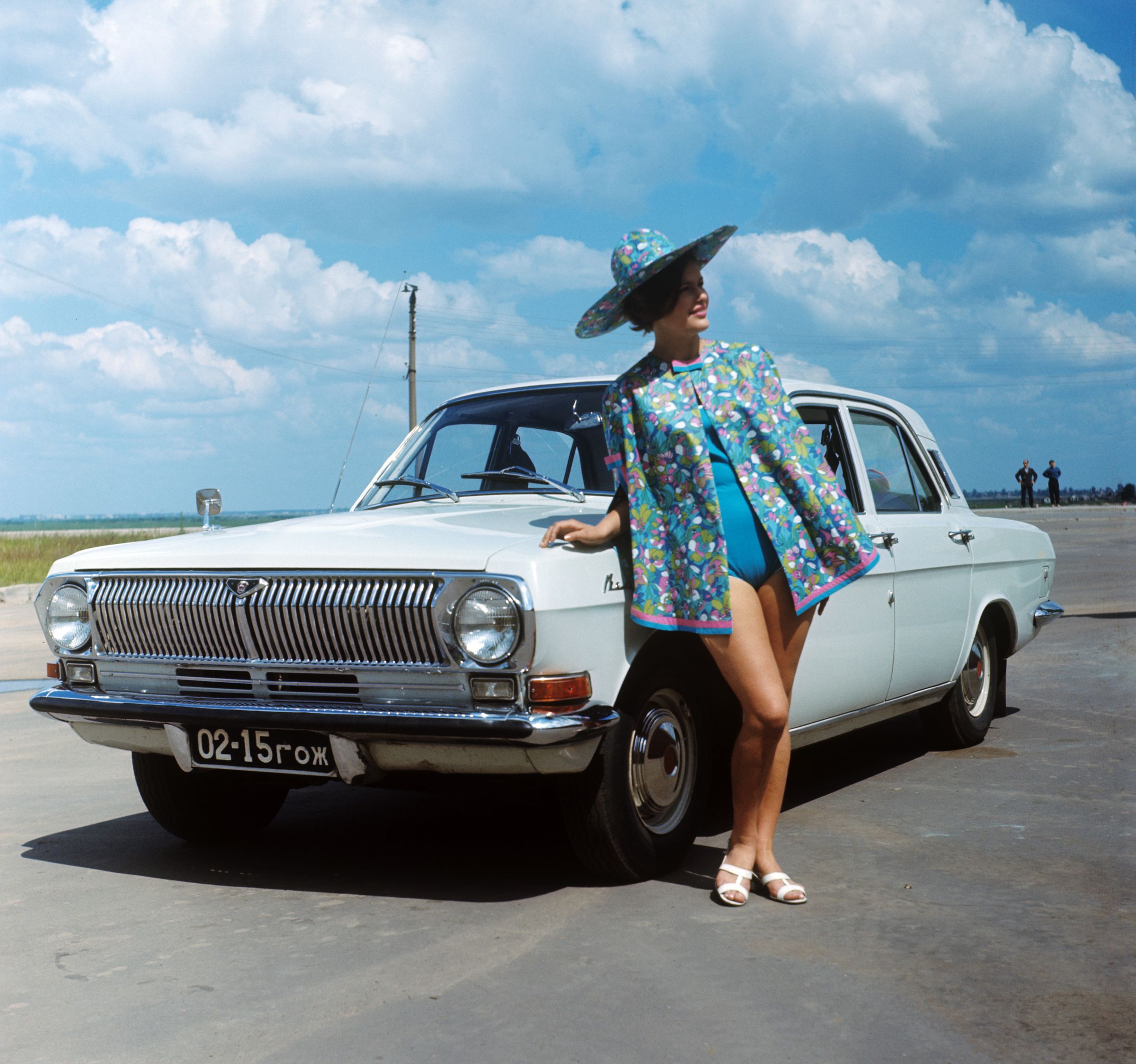Манекенщица демонстрирует пляжную одежду на фоне автомобиля «Волга». Горький, 1970 г.