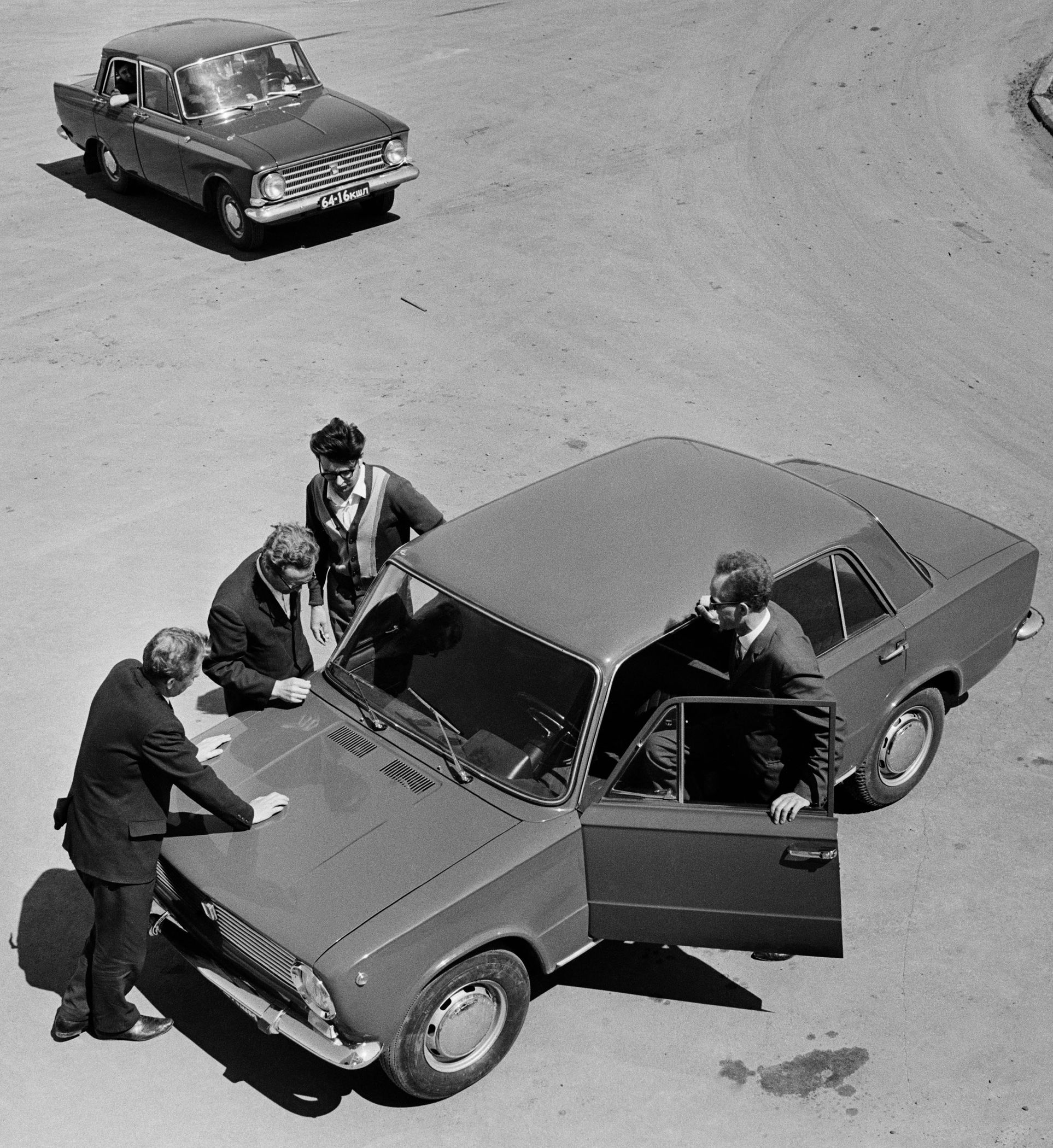 Образец легкового автомобиля «Жигули» ВАЗ-2101, изготовленный итальянской фирмой «Фиат» и принятый для производства на Волжском автомобильном заводе в Тольятти. 1968 г. Фотохроника ТАСС