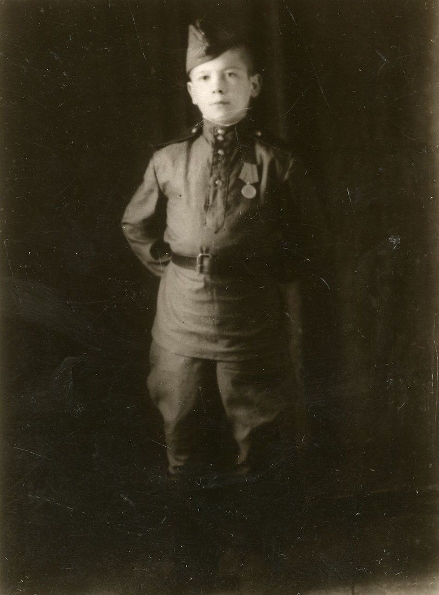 Ю. Кораблев – 11-летний сын полка. 1943 г.