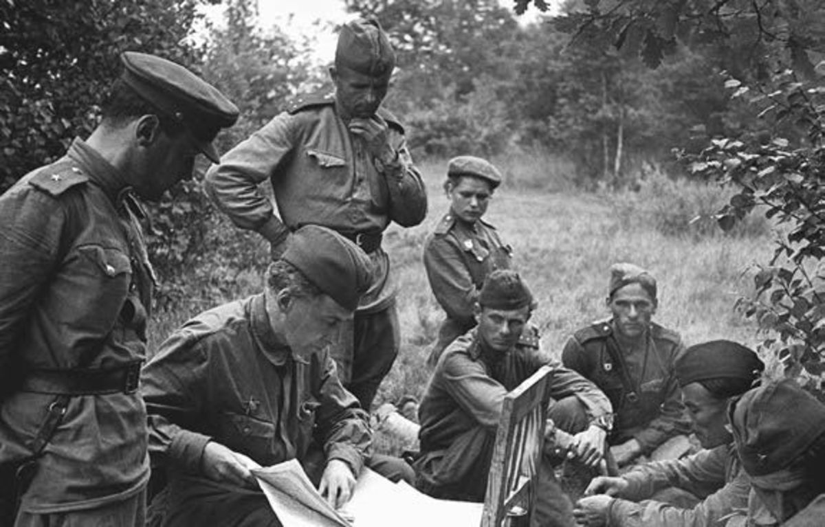 Писатель Илья Эренбург среди сотрудников армейской газеты. 1943 г.