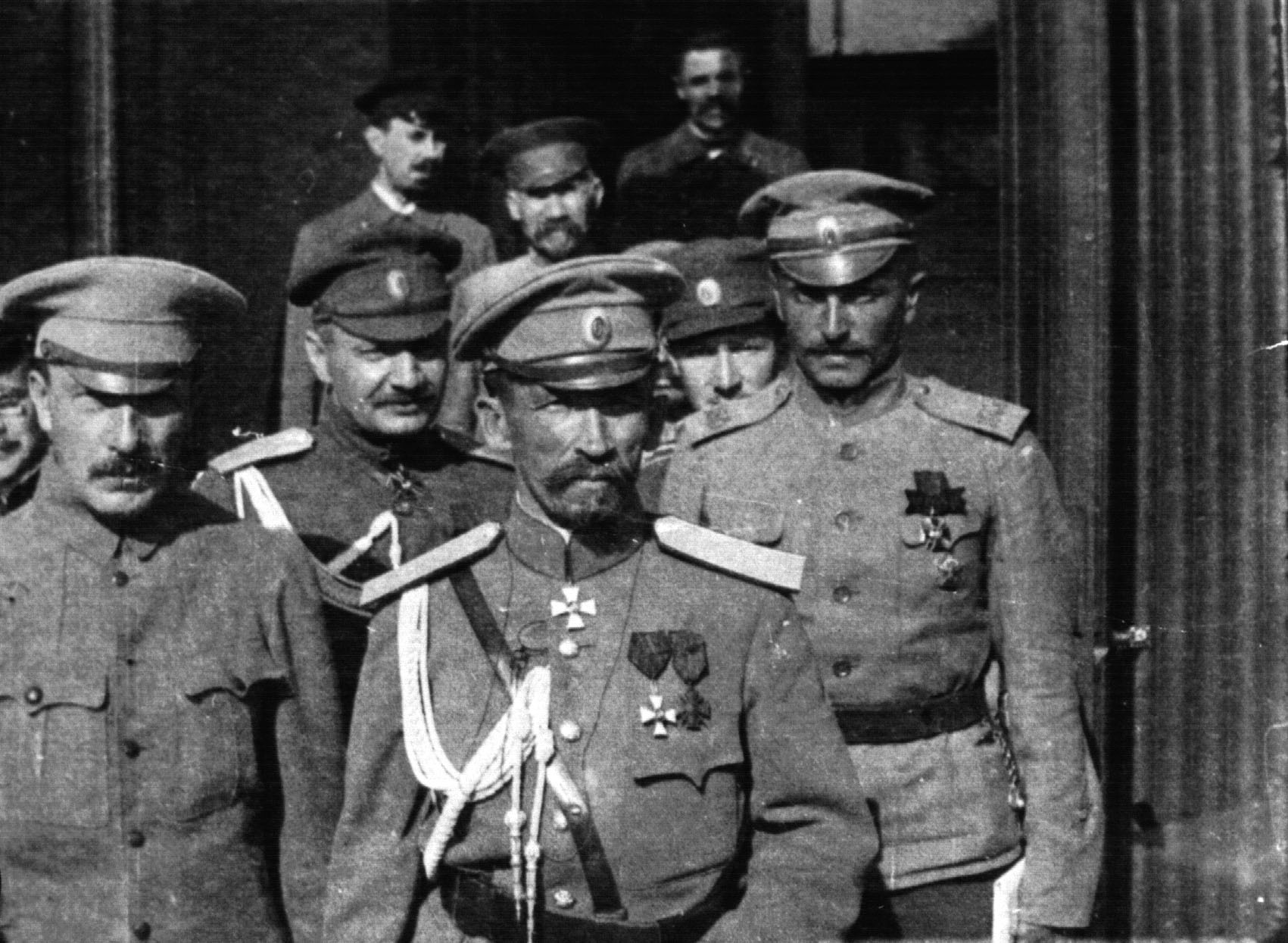Л. Г. Корнилов и Б. В. Савинков (слева). 1917 г.