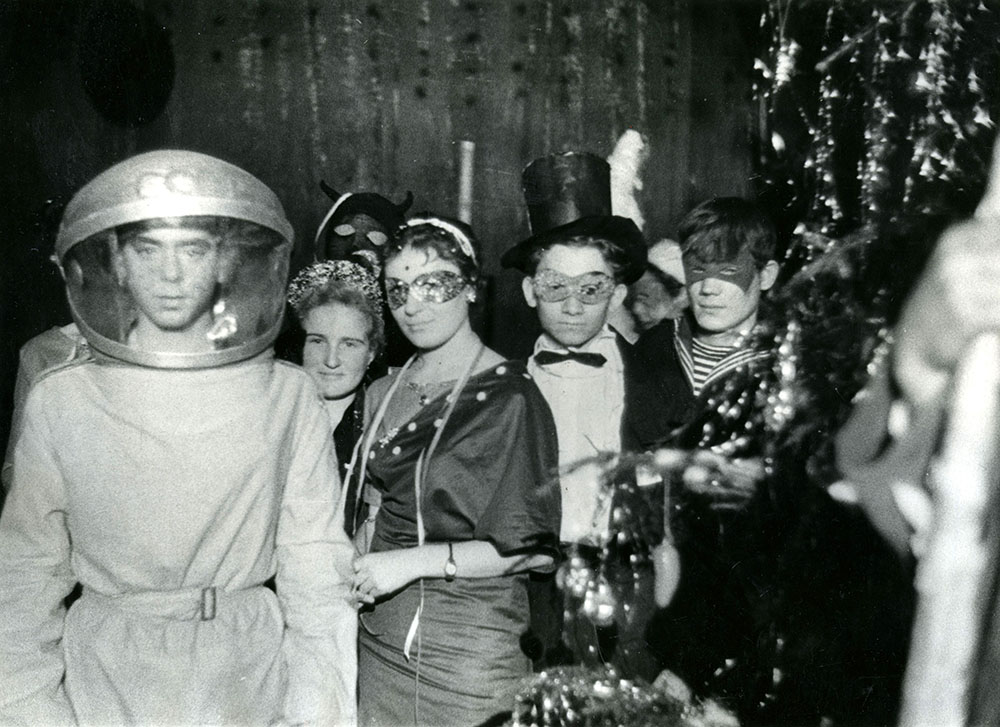 Новогодний бал-маскарад в клубе колхоза «Грузия». Херсонская область, 1964 г.