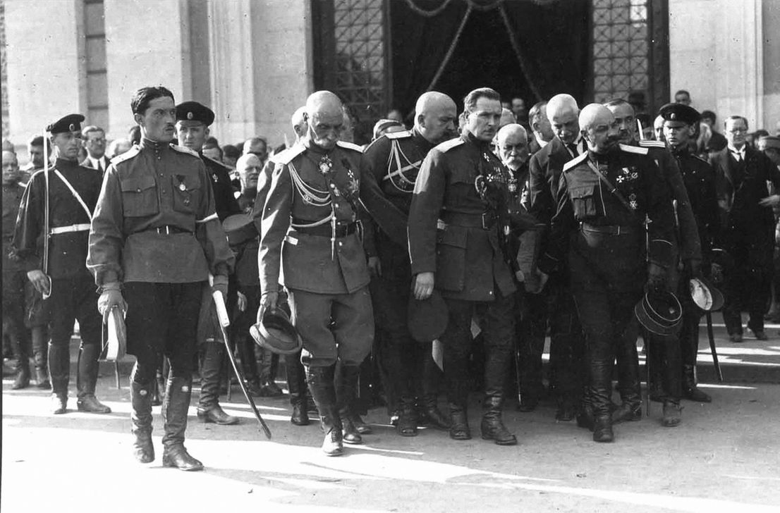 Похороны П. Н. Врангеля. В 1-м ряду крайний справа А. П. Кутепов. Брюссель, 1928 г