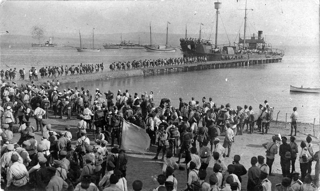 Войска армии Врангеля грузятся на корабли, покидая Крым. 1920 г.