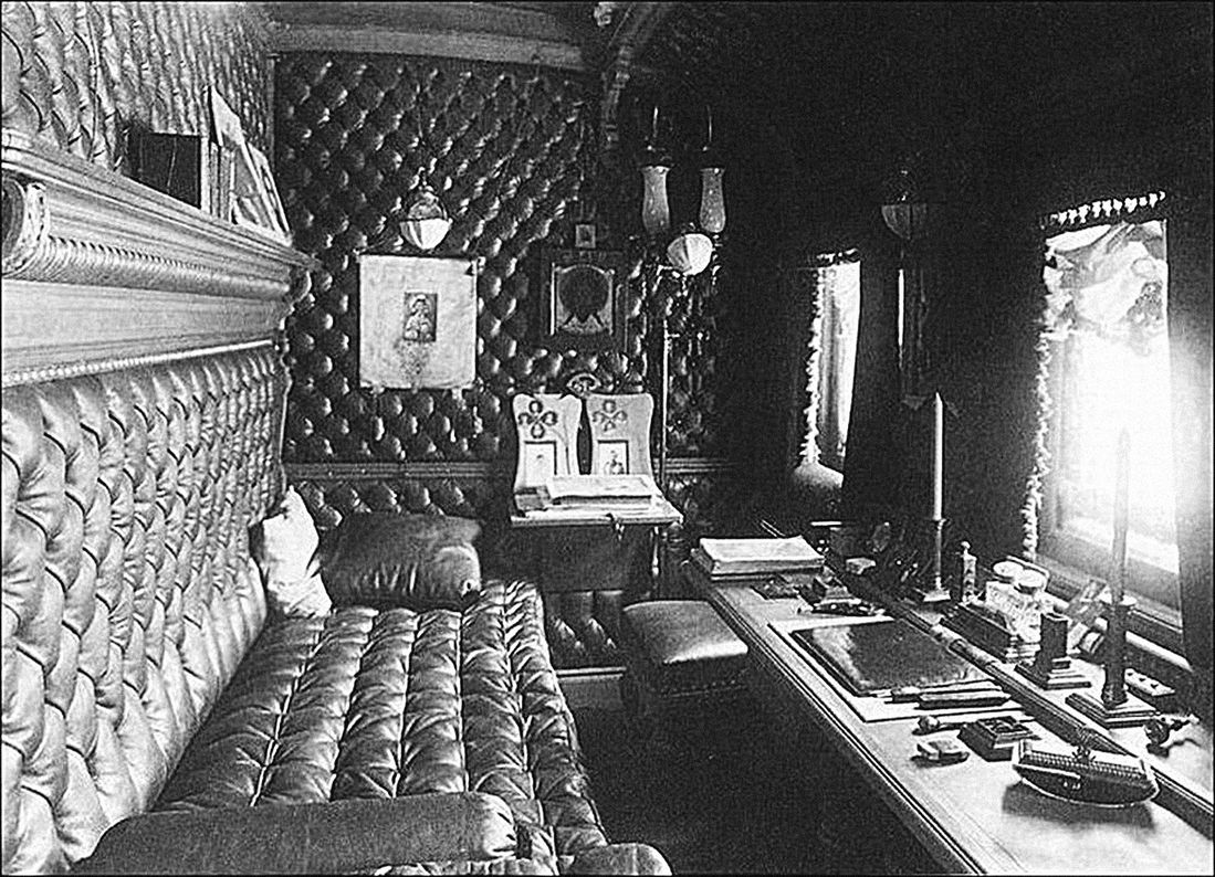 Спальня Николая II в вагоне императорского поезда. 1900-е гг.