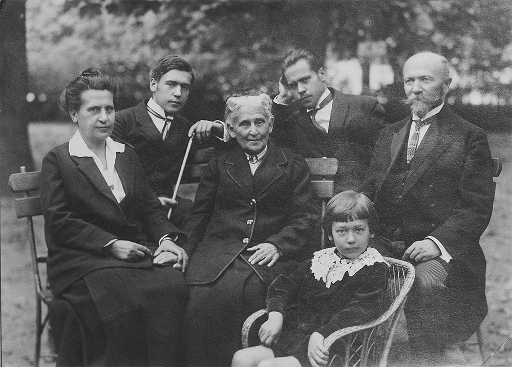 Семья Лосских в Чехословакии. Н. О. Лосский справа. 1920-е гг.