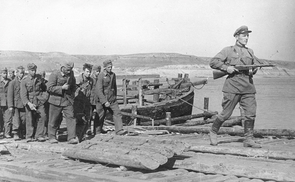 Пленные немецкие солдаты, захваченные под Сталинградом, направляются через Волгу в глубь страны. Сентябрь 1942 г.