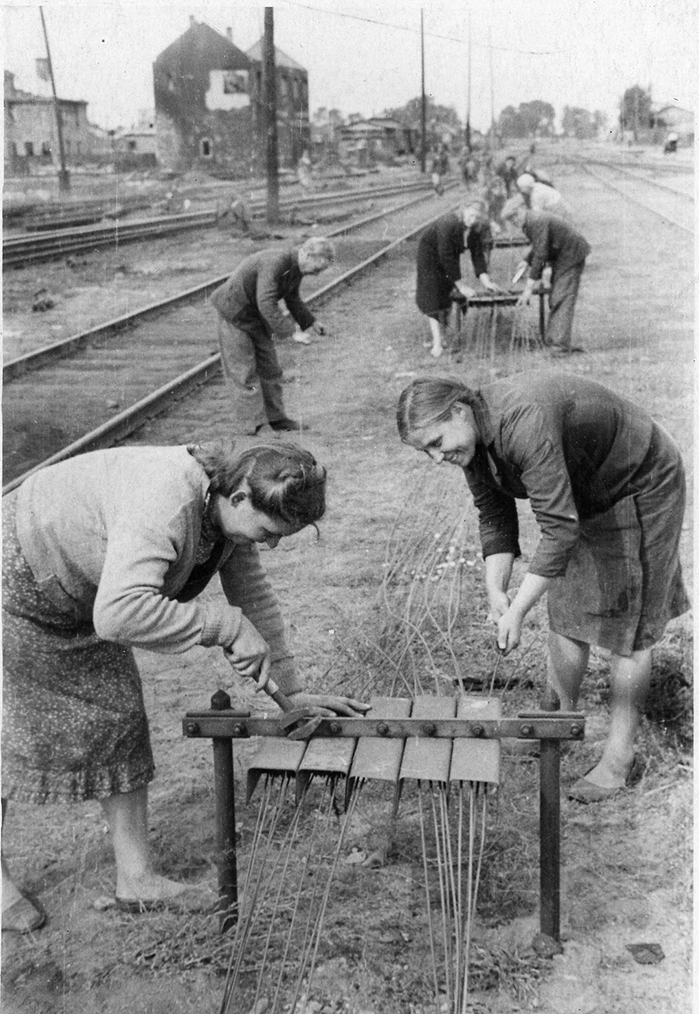 Девушки-связистки работают на восстановлении Брестского железнодорожного узла. 1944 г.