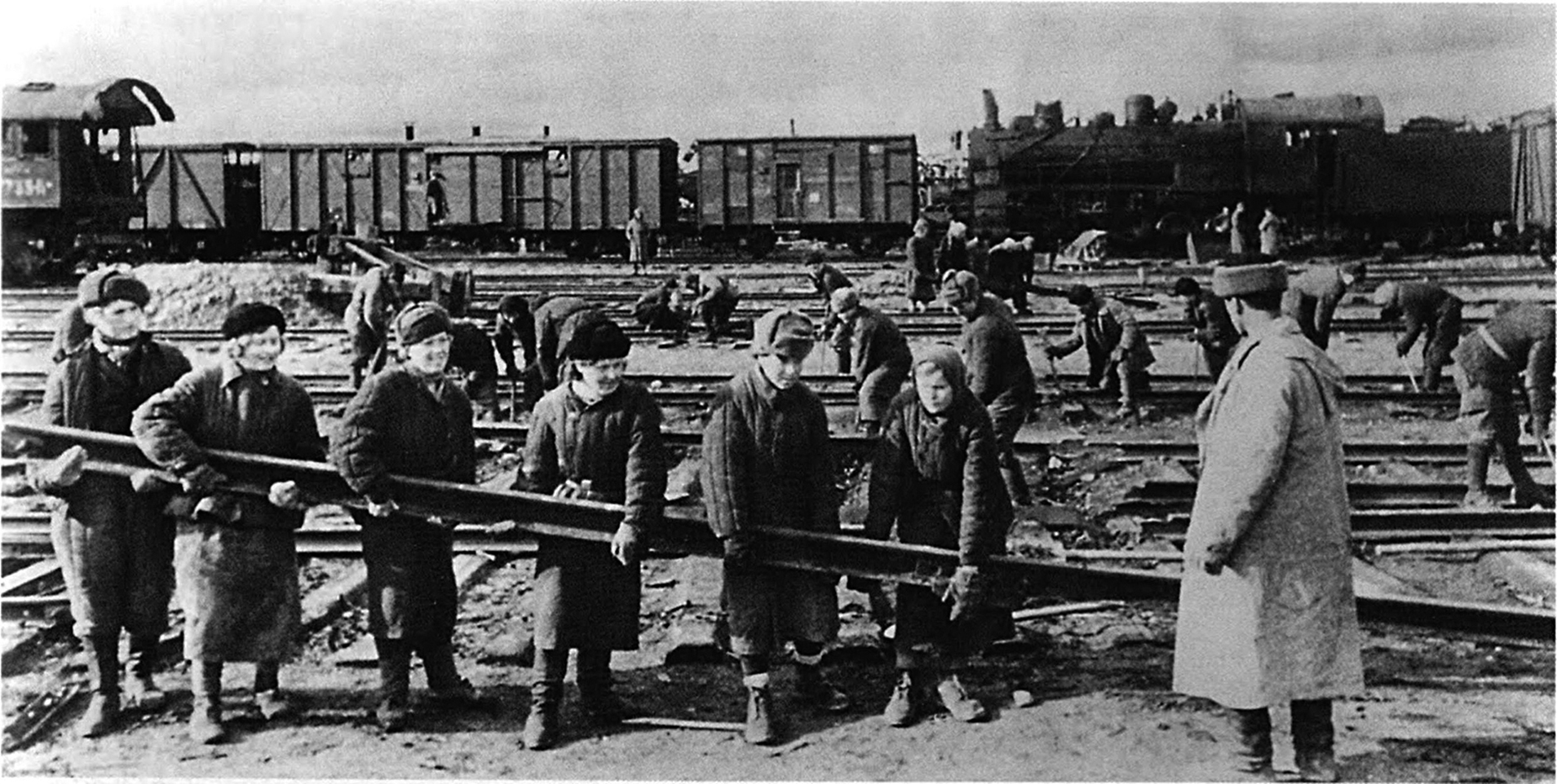 Восстановление железнодорожных путей на станции Ржев. Фото С. Тартаковского. 1943 г.