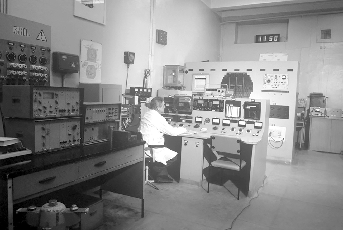 Щит управления первого советского ядерного реактора Ф-1. Москва, 1993 г. 